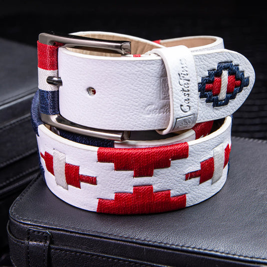 ALBOR – El Comienzo de Tu Poder | Cuero blanco con hilos rojo, azul y blanco – Cinturón tejido CASTAFINA clásico (Ref. TC-118)