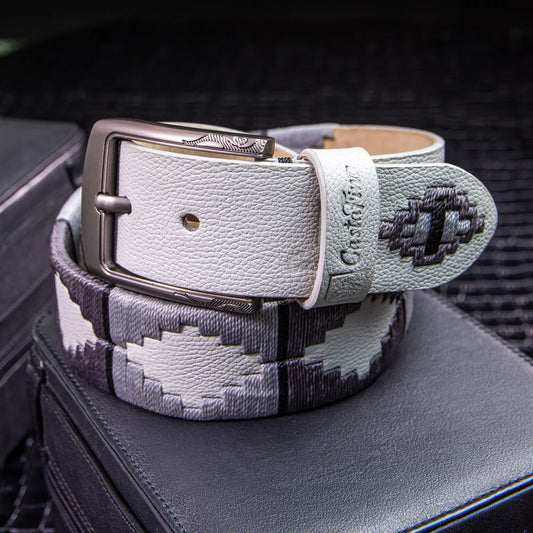 ESENCIA – Pureza con Carácter | Gris hielo texturizado con detalles en gris y negro – Cinturón tejido CASTAFINA clásico (Ref. 012)