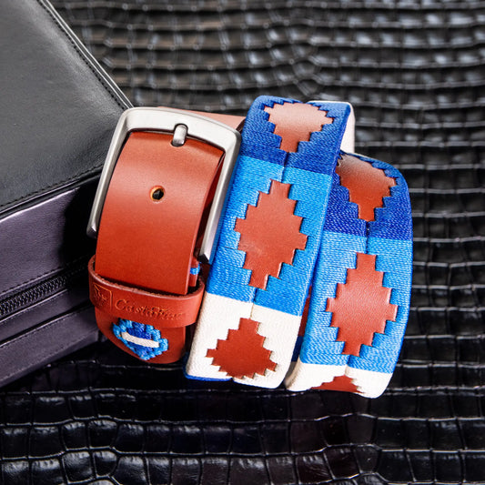 DINAMISMO – Energía que Impulsa tu Estilo | Cuero brandy con tejido azul cielo, azul índigo y beige – Cinturón tejido CASTAFINA clásico (Ref. TC-052)