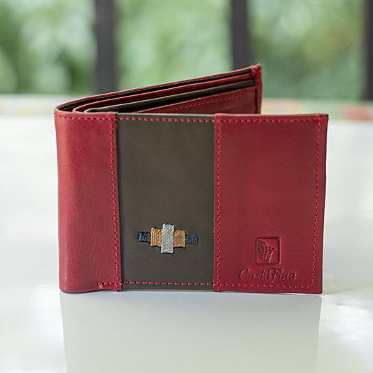 FORJA – Carácter que Deja Huella | Cuero rojo y café con apliques tejidos en gris, miel y azul oscuro– Billetera CASTAFINA clásica (Ref. BC-010)