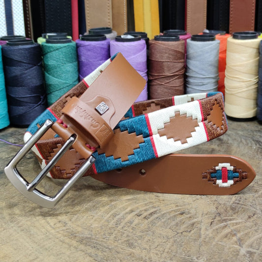 HERENCIA – Estilo que Honra tu Legado | Cuero brandy con hilos rojo, verde, café y beige – Cinturón tejido CASTAFINA clásico (Ref. TC-010)