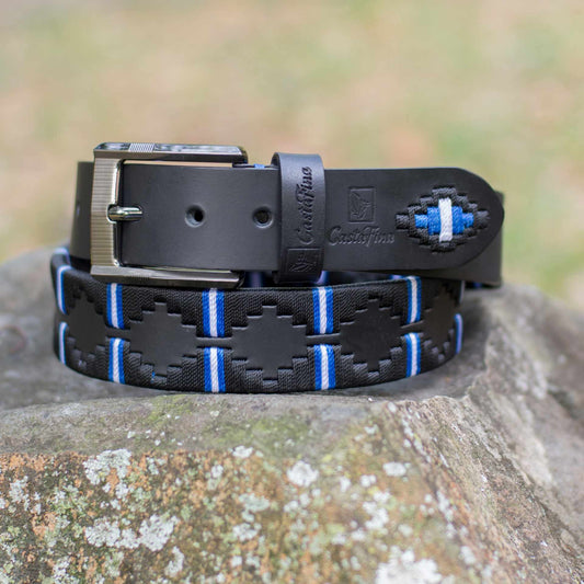 IMPULSO – Energía que Deja Huella | Cuero negro con hilos azul rey, azul cielo y blanco – Cinturón tejido CASTAFINA clásico (Ref. TC-011)