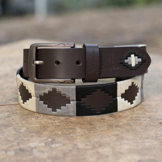 RAÍZ – Tradición con Fortaleza Natural | Cinturón tejido CASTAFINA clásico en cuero café y tonos tierra (Ref. TC-006)