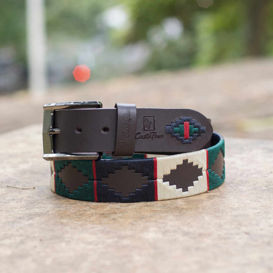 VIGOR – Energía que Impulsa con Estilo | Cuero chocolate con tejido en verde, beige, azul y rojo intenso – Cinturón tejido CASTAFINA clásico (Ref. TC-026)