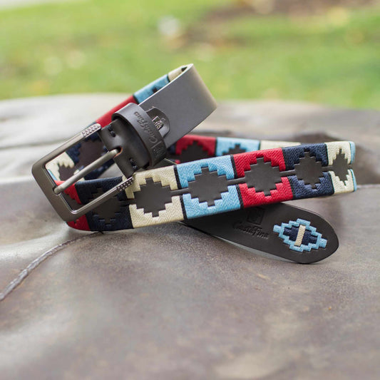 ALMA LIBRE – Espíritu sin Fronteras | Cinturón tejido CASTAFINA clásico en tonos cielo, fuego y tierra (Ref. TC-037)