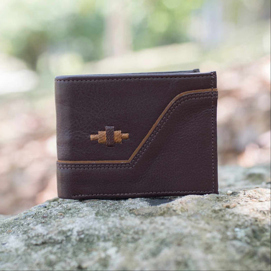 DISTINCIÓN – Estilo que Deja Huella | Cuero café con diseño en corte diagonal con asientos miel – Billetera CASTAFINA (Ref. CF-006)