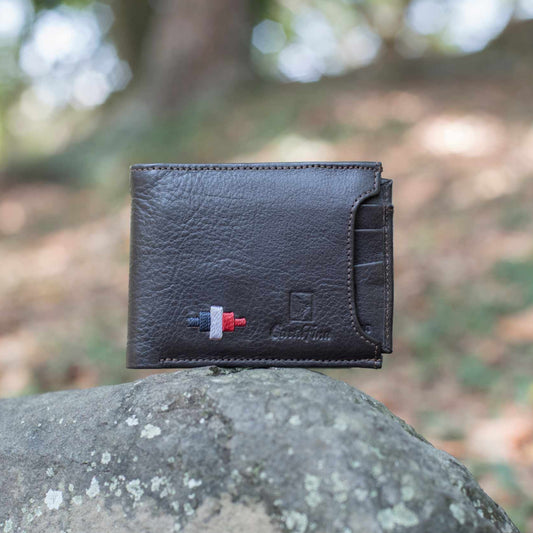 DISTINCIÓN TOTAL – Elegancia Sobria con Identidad Propia | Cuero chocolate con bordado tricolor y tarjetero extraíble – Billetera CASTAFINA (Ref. BC-013)