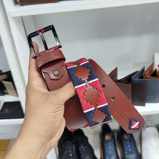 SANGRE AZUL – Elegancia que Impone Respeto | Cuero brandy con tejido rojo, azul turquí y blanco – Cinturón tejido CASTAFINA clásico (Ref. TC-028)