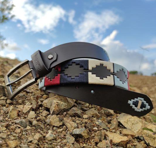 ALMA LIBRE – Espíritu sin Fronteras | Cinturón tejido CASTAFINA clásico en tonos cielo, fuego y tierra (Ref. TC-007)