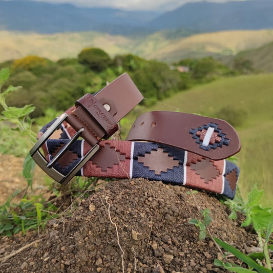 RASTRO – Estilo que deja huella | Cuero brandy con hilos azul turquí, brandy y blanco – Cinturón tejido CASTAFINA clásico (Ref. TC-013)