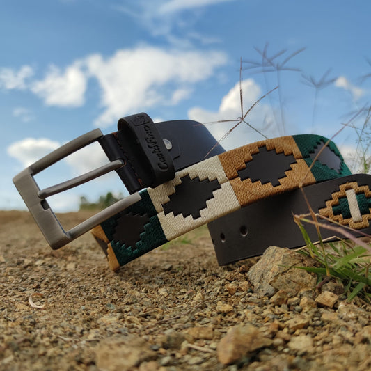 TERRAL – Orgullo que Nace de la Tierra | Cuero negro con tejido en verde pino, beige y mostaza – Cinturón tejido CASTAFINA clásico (Ref. TC-028)