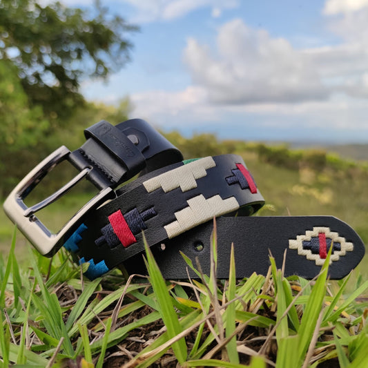 RAUDA – Espíritu que Avanza con Fuerza | Cuero negro con tejido en azul turquí, azul rey, beige y rojo – Cinturón tejido CASTAFINA clásico (Ref. TC-028)