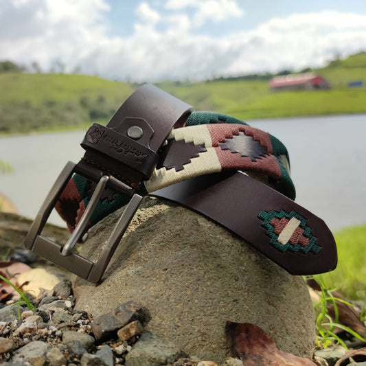 AROMA – Fuerza Silenciosa | Cuero chocolate con tejido en verde, beige y brandy – Cinturón tejido CASTAFINA clásico (Ref. TC-027)