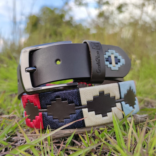 INVICTO – Fortaleza que Nunca Cede | Cuero café oscuro con tejido rojo, azul oscuro, azul cielo, beige y detalles en negro – Cinturón tejido CASTAFINA clásico (Ref. TC-053)