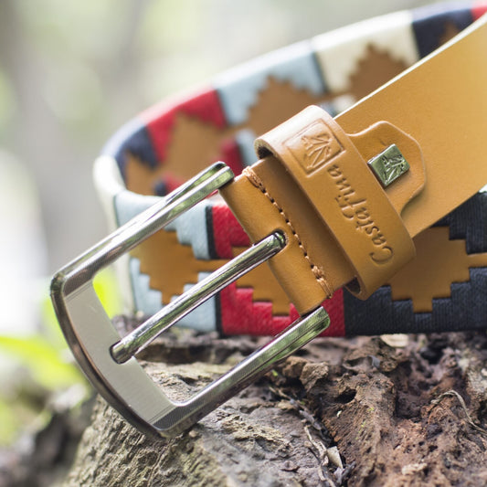 RESPLANDOR – El Poder de lo Auténtico | Cuero miel con tejido rojo, azul oscuro, beige y azul cielo – Cinturón tejido CASTAFINA clásico (Ref. TC-055)