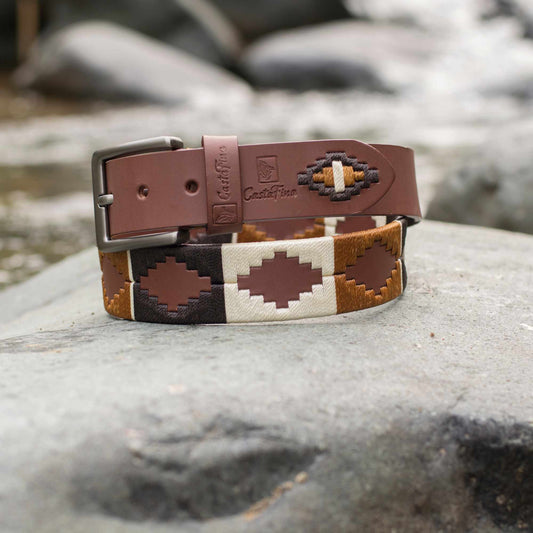 TRIBUTO – Orgullo que se Lleva con Historia | Cuero brandy con tejido en tonos tierra – Cinturón tejido CASTAFINA clásico (Ref. TC-016)