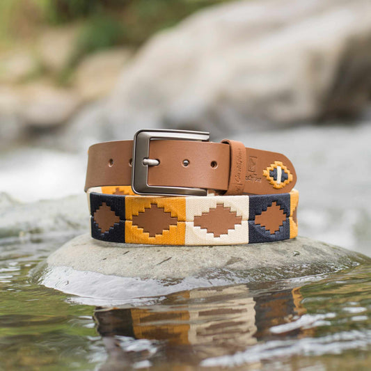 LEGIÓN – Fortaleza que Une Tradición y Estilo | Cuero miel con tejido azul turquí, mostaza y beige – Cinturón tejido CASTAFINA clásico (Ref. TC-015)