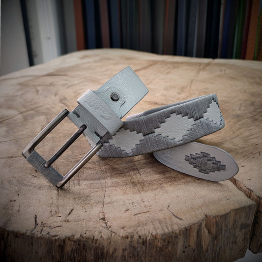 LÚMEN – Elegancia que Ilumina con Discreción | Cuero gris hielo con hilo gris perla – Cinturón tejido CASTAFINA Platino (Ref. TC-025)