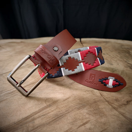 FORJA – Donde Nace la Grandeza | Cuero brandy con tejido rojo, gris, azul oscuro y blanco – Cinturón tejido CASTAFINA clásico (Ref. TC-051)