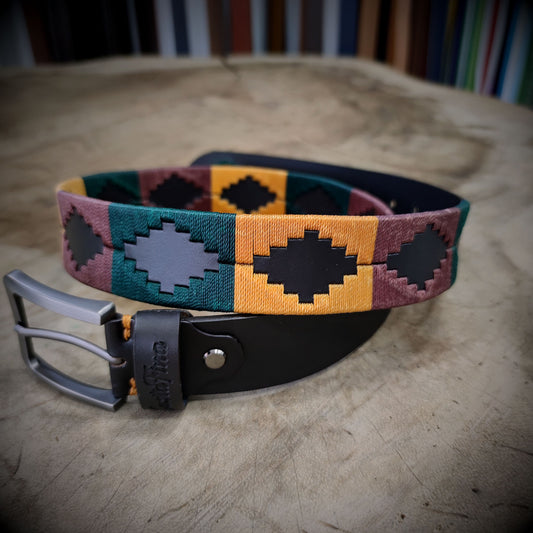 ALMAFUERTE – Espíritu que Deja Huella | Cuero negro con tejido en verde, mostaza y brandy – Cinturón tejido CASTAFINA clásico (Ref. TC-041)