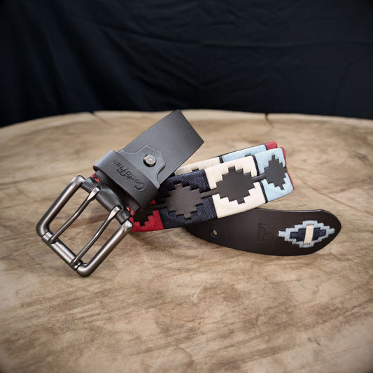 BRAVÍO – Contraste que Despierta Fuerza | Cuero café oscuro con tejido en azul cielo, beige, azul turquí, rojo y apliques negros – Cinturón tejido CASTAFINA clásico (Ref. TC-032)