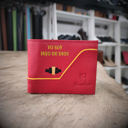 DIVINA – Fe Que Ilumina Con Estilo | Billetera roja con interior amarillo y detalles personalizados – Billetera CASTAFINA (Ref. BC-002)