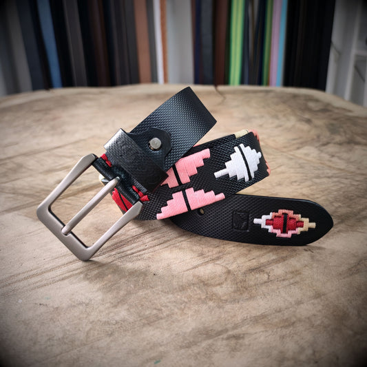 TORMENTA – Estilo que Sacude Miradas | Cuero negro con tejido en beige, rojo, negro, rosado y blanco – Cinturón tejido CASTAFINA clásico (Ref. TC-060)