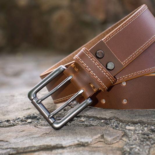 VIGÍA – Presencia que Inspira Respeto | Cuero caramelo encerado con costuras miel y beige claro, y herraje grafito – Cinturón Sport CASTAFINA (Ref. SP-027)