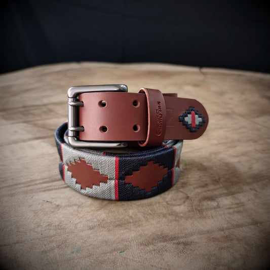 SENDA – Camino de Fortaleza | Cuero brandy con tejido en gris, azul oscuro y apliques rojos – Cinturón tejido CASTAFINA clásico (Ref. TC-035)