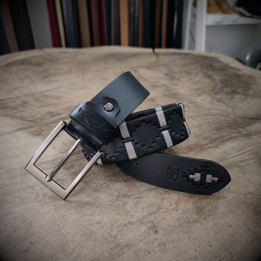 FARO – Elegancia que Marca el Camino | Cuero negro con tejido negro y apliques gris claro – Cinturón tejido CASTAFINA clásico (Ref. TC-059)
