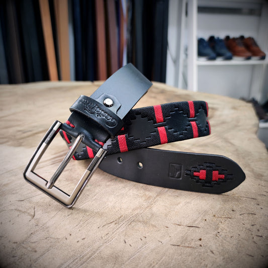 CENTINELA – Lealtad que Nunca Descansa | Cuero negro con tejido rojo y negro – Cinturón tejido CASTAFINA clásico (Ref. TC-056)