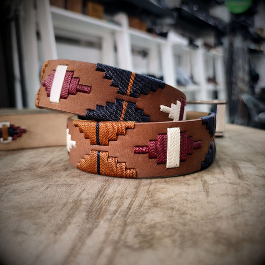 RESISTENCIA – Nacido para Sobresalir | Cuero nobuk avellana con tejido en vino tinto, beige, miel y azul oscuro – Cinturón tejido CASTAFINA clásico (Ref. TC-061)