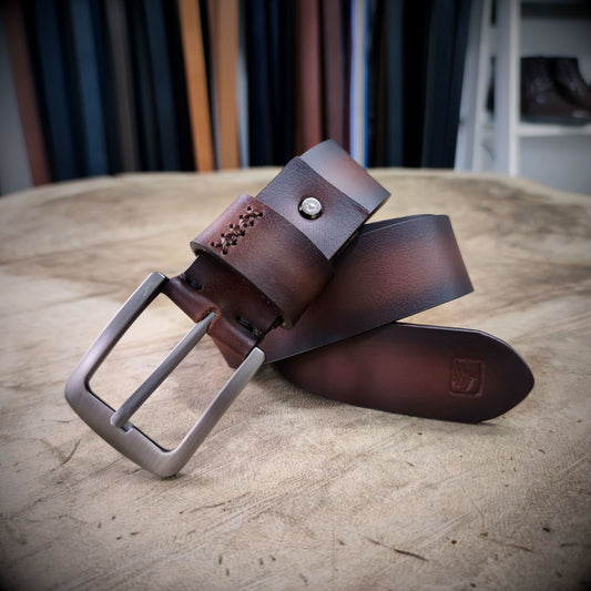 GRAVITAS – Fuerza que Inspira Respeto | Cuero brandy efecto envejecido, tejido en pasador y hebilla gris cepillada – Cinturón Sport CASTAFINA (Ref. SP-048)