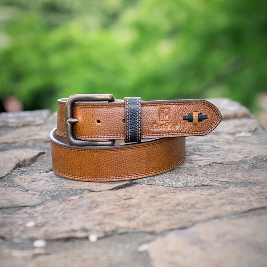 TRAZO – El Estilo que Deja Huella con Carácter | Cuero miel encerado con acentos azul oscuro y herraje envejecido – Cinturón Sport CASTAFINA (Ref. SP-028)