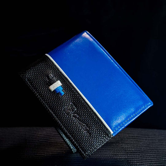 VANGUARDIA – Diseño que Rompe Esquemas | Cuero azul eléctrico con textura negra y bordado – Billetera CASTAFINA (Ref. BC-017)
