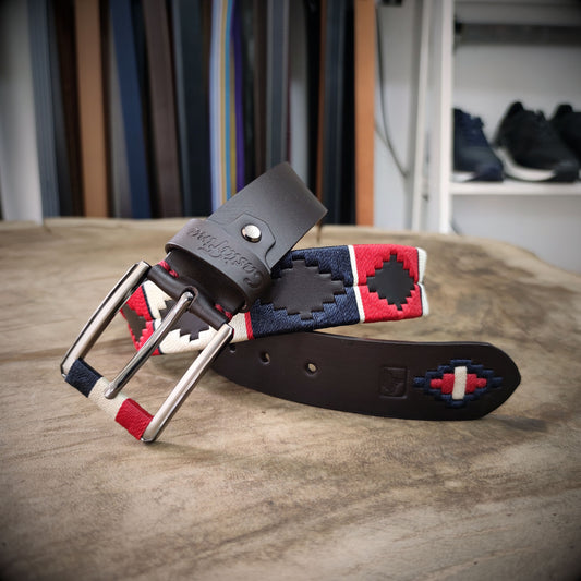 ESTIRPE – Orgullo que Trasciende | Cuero marrón con tejido rojo, azul oscuro y beige – Cinturón tejido CASTAFINA clásico (Ref. TC-067)