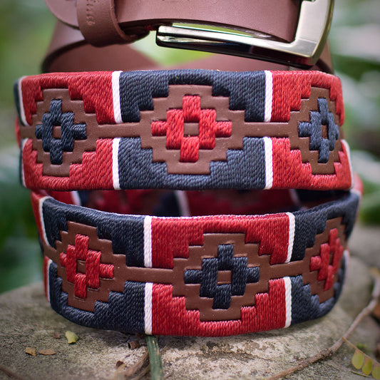 RAZA PURA – Origen que Impone Respeto | Cuero brandy con hilos rojo, azul oscuro y blanco – Cinturón tejido CASTAFINA PLATINO (Ref. TCP-001)