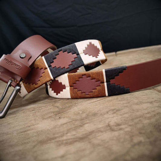 TRIBUTO – Orgullo que se Lleva con Historia | Cuero brandy con tejido en tonos tierra – Cinturón tejido CASTAFINA clásico (Ref. TC-034)