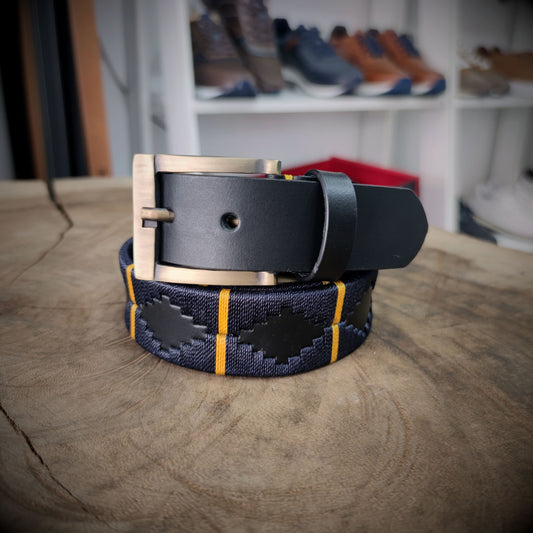 FORTALEZA – Poder en Silencio | Cuero negro con tejido azul oscuro y acentos dorado mostaza – Cinturón tejido CASTAFINA clásico (Ref. TC-123)