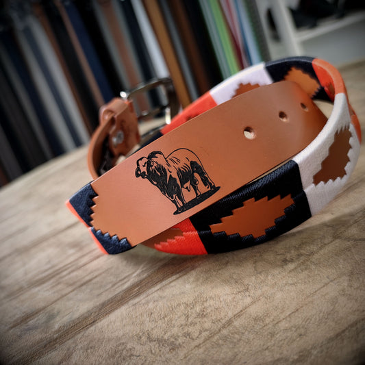 BRAVURA – Valentía que Atrae Miradas | Cuero caramelo con tejido en azul oscuro, blanco y naranja – Cinturón tejido CASTAFINA clásico (Ref. TC-042)