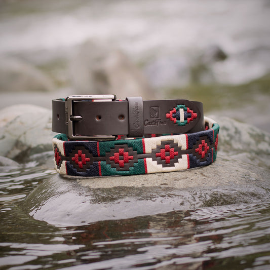 ORIGEN – Fuerza que Fluye desde lo Profundo | Cuero chocolate con tejido en púrpura fuego, verde esperanza, marfil puro y azul noche – Cinturón tejido CASTAFINA PLATINO (Ref. TCP-003)