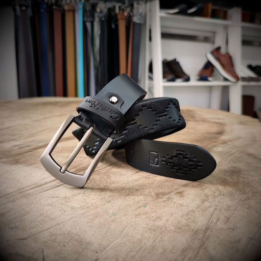 SOMBRA – Elegancia que Impone | Cuero negro con tejido negro profundo, con nombre y logotipo – Cinturón tejido CASTAFINA clásico (Ref. TC-066)
