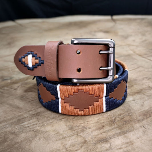 VITAL – Elegancia que Impulsa | Cuero caramelo con tejido en azul oscuro, caramelo y blanco – Cinturón tejido CASTAFINA clásico (Ref. TC-044)