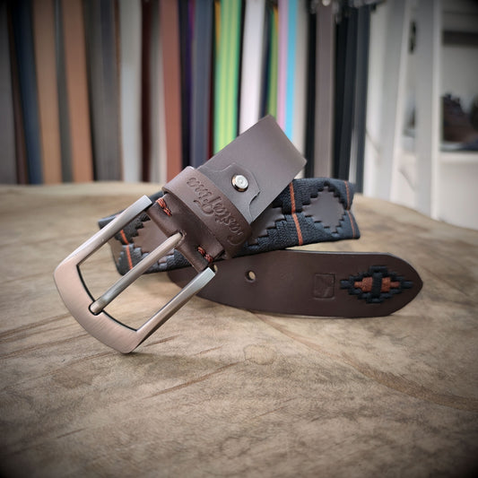 INQUEBRANTABLE – Poder Silencioso | Cuero chocolate oscuro con tejido en negro y naranja quemado – Cinturón tejido CASTAFINA clásico (Ref. TC-062)