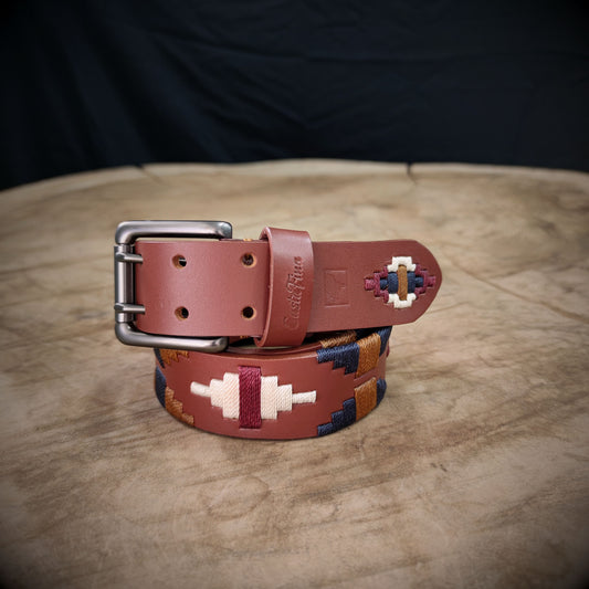 HUELLA – Lo que Dejas al Pasar Dice Quién Eres | Cuero brandy con tejido en hilo miel, azul oscuro, vino tinto y beige – Cinturón tejido CASTAFINA clásico (Ref. TC-049)