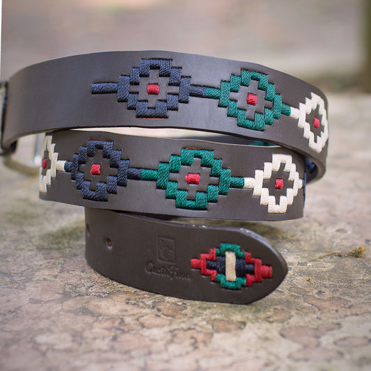 RAÍZ VIVA – Conexión que Trasciende el Tiempo | Cuero chocolate con tejido en verde esperanza, marfil puro, azul noche y púrpura fuego – Cinturón tejido CASTAFINA PLATINO (Ref. TCP-004)