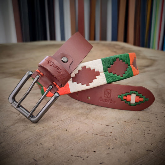 ARREBATO – Espíritu que No se Contiene | Cuero brandy con tejido en verde, beige y naranja – Cinturón tejido CASTAFINA clásico (Ref. TC-040)