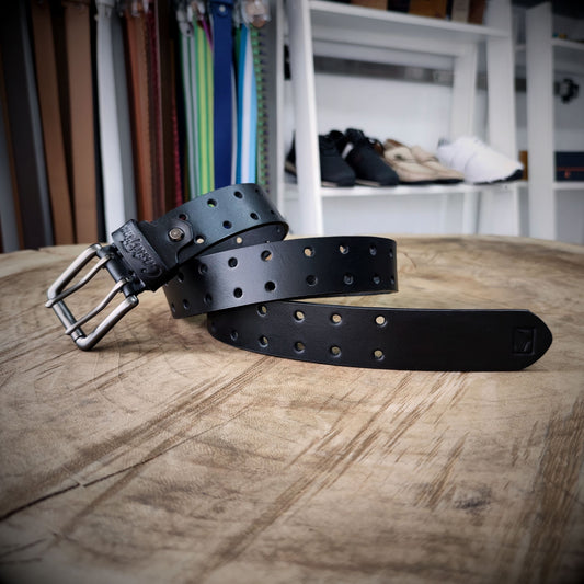 TÁCTICO – Fuerza que Impone Respeto | Cuero negro con perforaciones decorativas y herraje doble aguijón – Cinturón Sport CASTAFINA (Ref. SP-026)