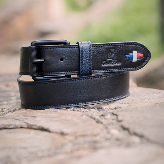 INSTINTO – Elegancia Salvaje | Cuero negro con detalles en azul, rojo y blanco – Cinturón Sport CASTAFINA (Ref. SP-003)