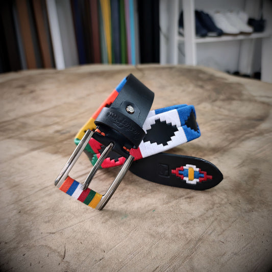 CROMÁTICO – Energía que Resalta Donde Vayas | Cuero negro con tejido multicolor vibrante – Cinturón tejido CASTAFINA clásico (Ref. TC-059)